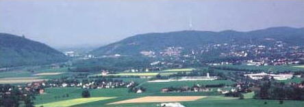 Der Weserdurchbruch von Sueden nach Norden 
( westlich: Kaiser-Wilhelm-Denkmal am Wiehengebirge )